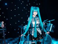 萌新推特00後露臉網紅美少女▌白莉愛吃巧克力▌Cos初音未來 香艷酥乳粉嫩白虎演唱會 精美私拍