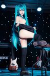 萌新推特00後露臉網紅美少女▌白莉愛吃巧克力▌Cos初音未來 香艷酥乳粉嫩白虎演唱會 精美私拍