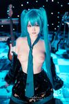 萌新推特00後露臉網紅美少女▌白莉愛吃巧克力▌Cos初音未來 香艷酥乳粉嫩白虎演唱會 精美私拍