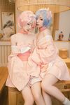 高端ACG業界女神爆機少女▌喵小吉&金魚▌雙模巨獻《從零開始的女體盛宴》超色情舔乳磨穴