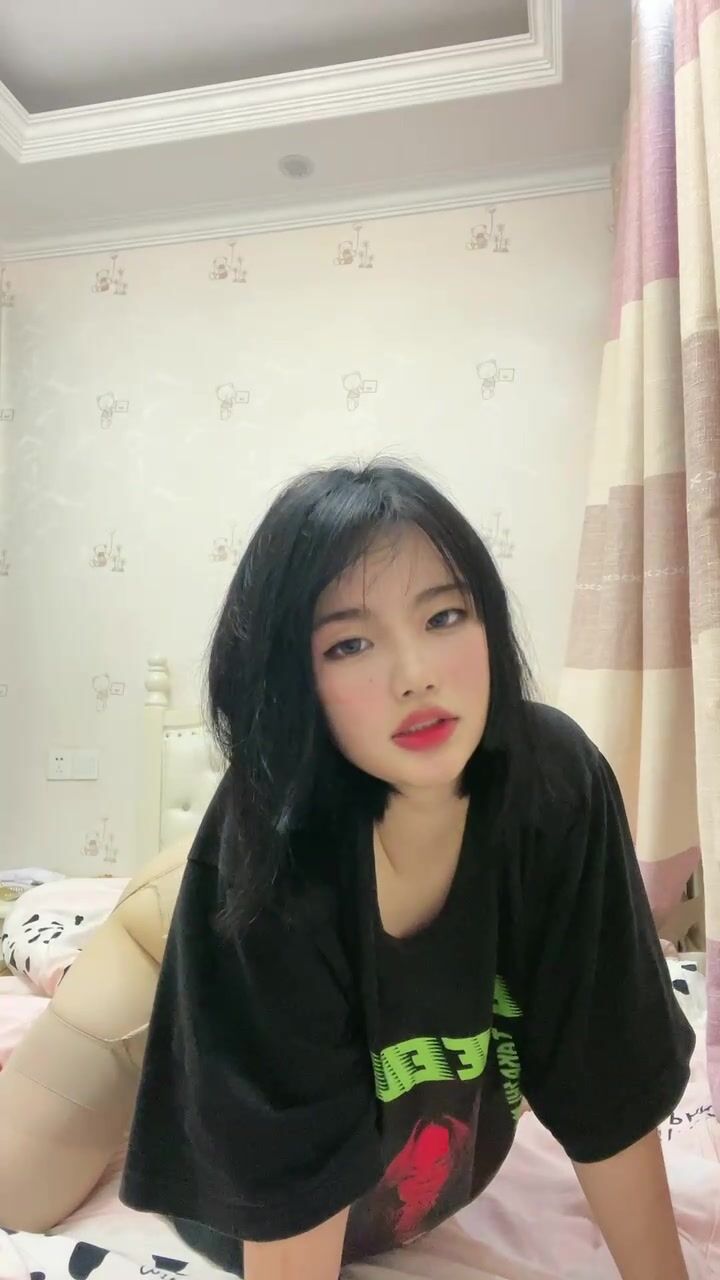 皮皮蝦網紅純欲女神【在下小羊】人前傲女，人後母狗，被金主包養定製私拍各種裸舞紫薇視頻207V (154)