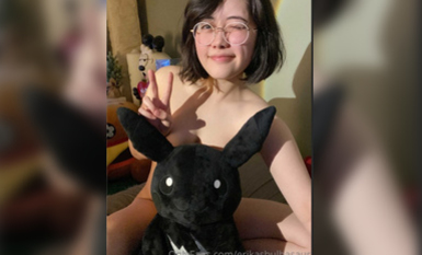 神似某明星的极品反差母狗23岁留学生可爱眼镜妹EriKas私拍 (1)