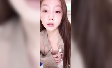 小姐姐直播卖衣服不穿胸罩！这对奶子真白！内个是奶头吗那么粉嫩